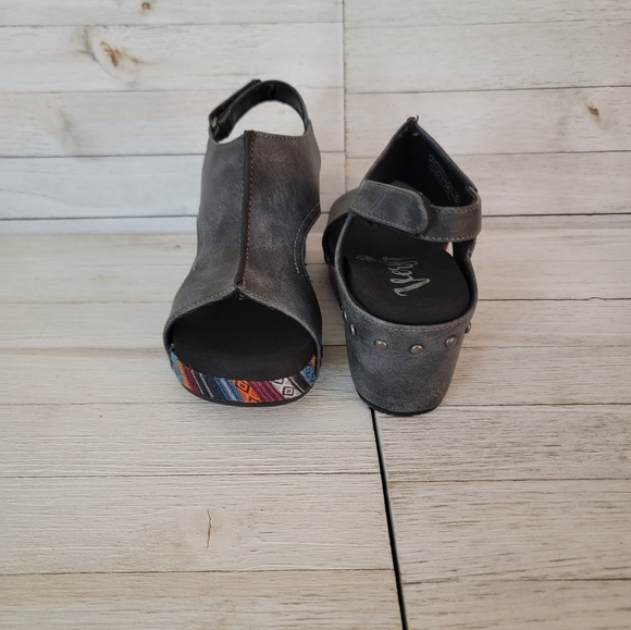 GYPSY JAZZ/VERY G- FREEDOM GREY WEDGES - Picture 4 of 5